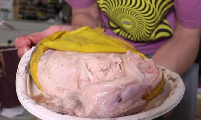 Έψησε ένα κοτόπουλο δίνοντάς του… χαστούκια! Ναι, ψήνεις κρέας χαστουκίζοντάς το: Δείτε το και στο βίντεο!