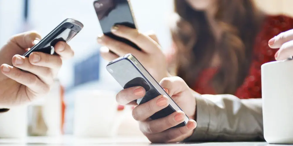 Πόσο θα μειωθούν τα τέλη κινητής τηλεφωνίας – Πώς θα δωθούν τα 50 GB στους νέους