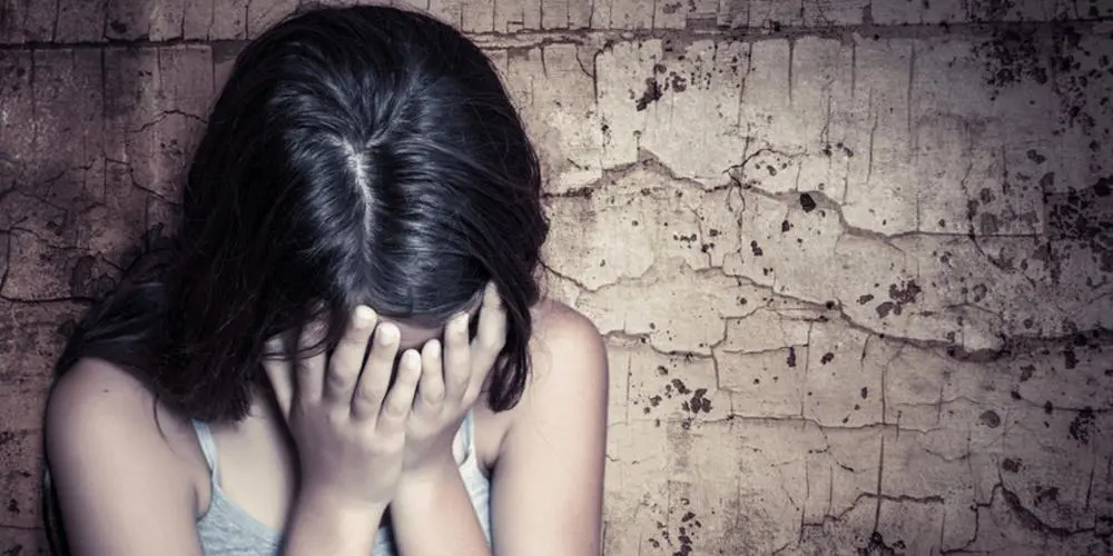 Σοκ στα Φιλιατρά: 19χρονη εξέδιδε την 14χρονη αδερφή της