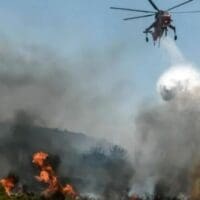Φωτιά στη Χαλκιδική – Καίει σε κοντινή απόσταση από τα σπίτια