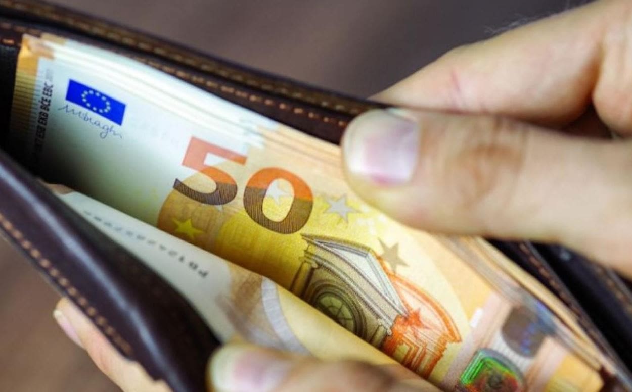 Κατώτατος μισθός: Πότε θα σπάσει το «φράγμα» των 1.000 ευρώ